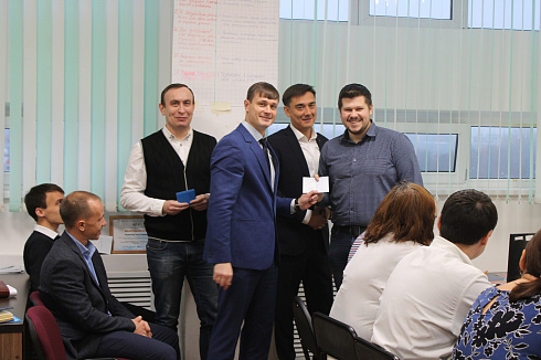 Вручение профсоюзных билетов и благодарностей